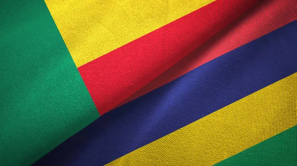 Bénin et Maurice deux drapeaux tissu textile, texture du tissu — Photo