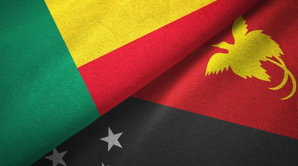 Benin e Papua Nuova Guinea due bandiere tessuto, tessitura del tessuto — Foto Stock