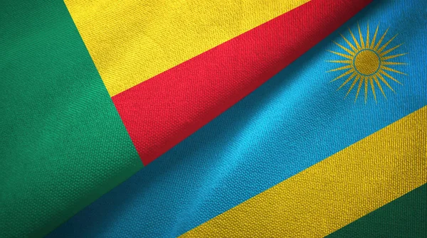 Benin och Rwanda två flaggor textil trasa, tyg konsistens — Stockfoto