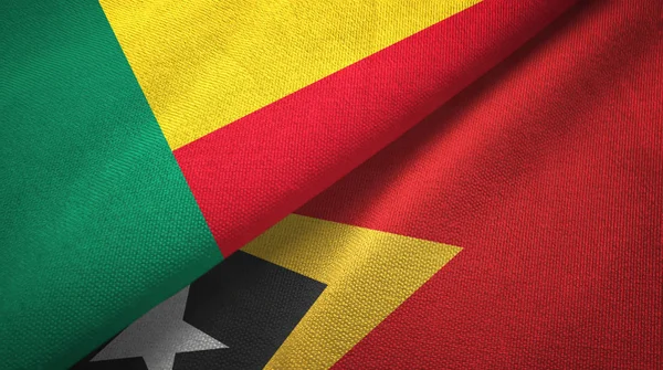 Benin i Timor Wschodni Timoru Wschodniego dwie flagi tkanina tekstylna, tekstura tkaniny — Zdjęcie stockowe