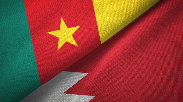 Kamerun und Bahrain zwei Flaggen Textiltuch, Textur — Stockfoto