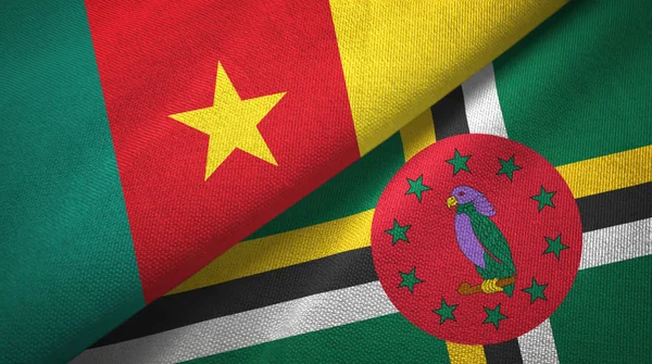 Cameroun et Dominique deux drapeaux tissu textile, texture du tissu — Photo