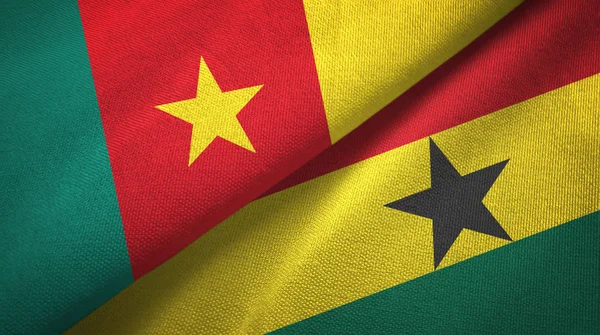 Kamerun és Ghána két zászló textil ruhával, szövet textúra — Stock Fotó