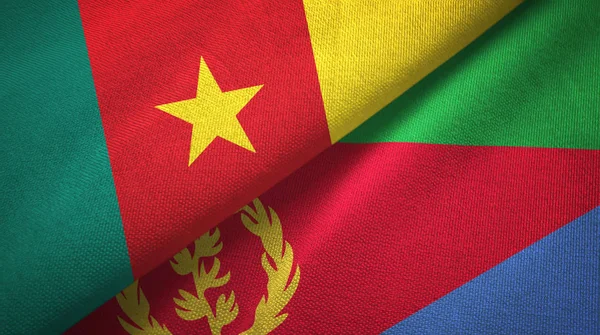 Kameroen en Eritrea twee vlaggen textiel doek, stof textuur — Stockfoto