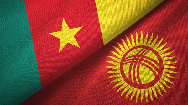 Camerún y Kirguistán dos banderas tela textil, textura de la tela — Foto de Stock