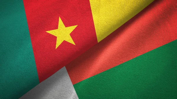 Kamerun und Madagaskar zwei Flaggen Textilstoff, Textur — Stockfoto