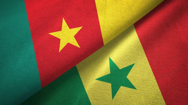 Kamerun und Senegal zwei Flaggen Textiltuch, Textilstruktur — Stockfoto