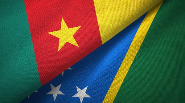 Kameroen en Solomon eilanden twee vlaggen textiel doek, weefsel textuur — Stockfoto