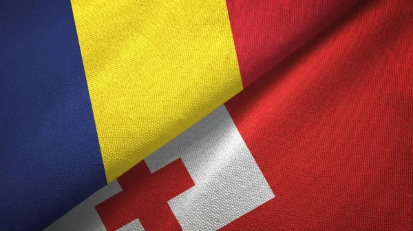 Chad i Tonga dwie flagi tkanina tekstylna, tekstura tkaniny — Zdjęcie stockowe