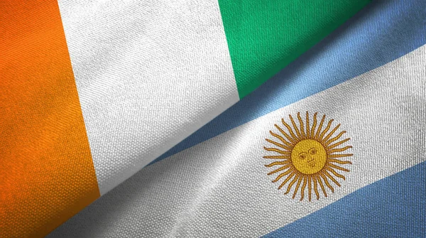 Cote Divoire och Argentina två flaggor textil trasa, tyg konsistens — Stockfoto
