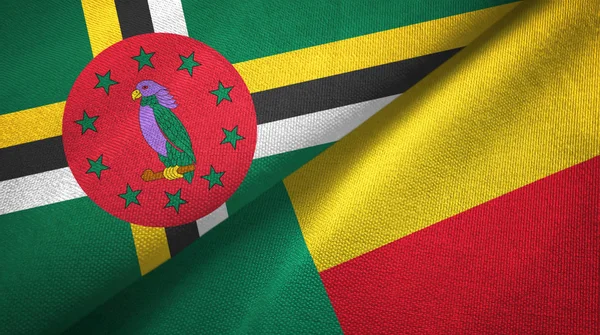 Dominique et le Bénin deux drapeaux tissu textile, texture du tissu — Photo