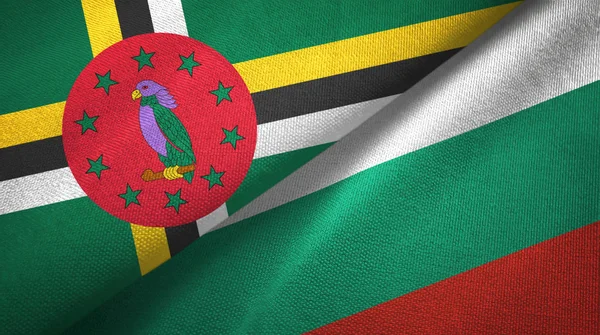 Dominica och Bulgarien två flaggor textil trasa, tyg konsistens — Stockfoto