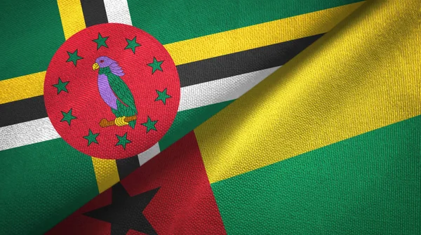 Dominique et Guinée-Bissau deux drapeaux tissu textile, texture du tissu — Photo
