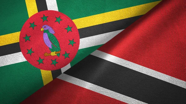 Dominique et Trinité-et-Tobago deux drapeaux tissu textile, texture du tissu — Photo