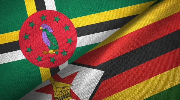 Dominique et Zimbabwe deux drapeaux tissu textile, texture du tissu — Photo