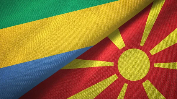 Gabón y Macedonia del Norte dos banderas tela textil, textura de la tela — Foto de Stock