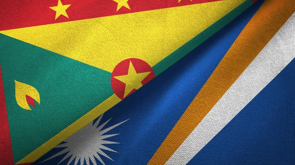 Grenada en Marshall eilanden twee vlaggen textiel doek, stof textuur — Stockfoto