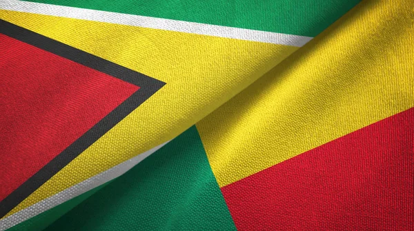 Guyana e Benin due bandiere tessuto, tessitura del tessuto — Foto Stock