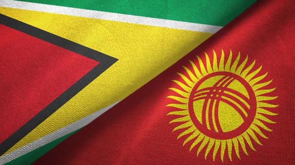 Guyana y Kirguistán dos banderas tela textil, textura de la tela — Foto de Stock