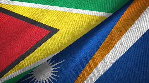 Guiana e Ilhas Marshall duas bandeiras de pano têxtil, textura de tecido — Fotografia de Stock
