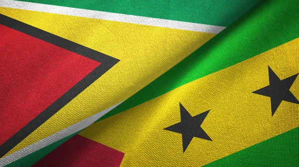 Guyana e Sao Tome e Principe due bandiere tessuto, tessitura del tessuto — Foto Stock