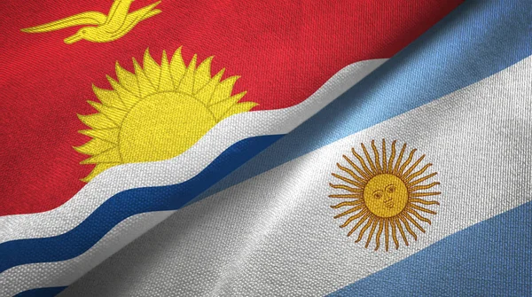 Κιριμπάτι και Αργεντινή δύο σημαίες υφαντικών υφασμάτων, υφή υφάσματος — Φωτογραφία Αρχείου