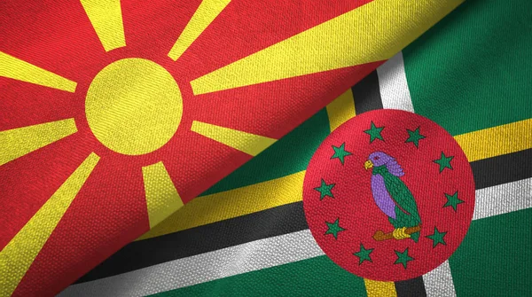 Macedonia del Norte y Dominica dos banderas tela textil, textura de la tela — Foto de Stock