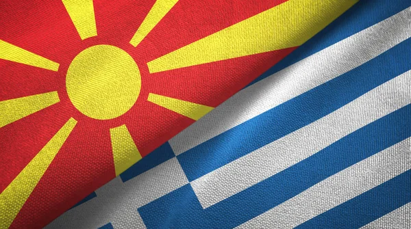 Macedonia del Norte y Grecia dos banderas tela textil, textura de la tela — Foto de Stock