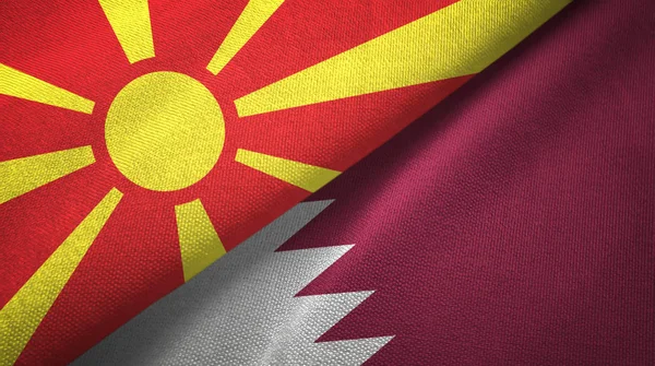 Macedonia del Norte y Qatar dos banderas tela textil, textura de la tela — Foto de Stock