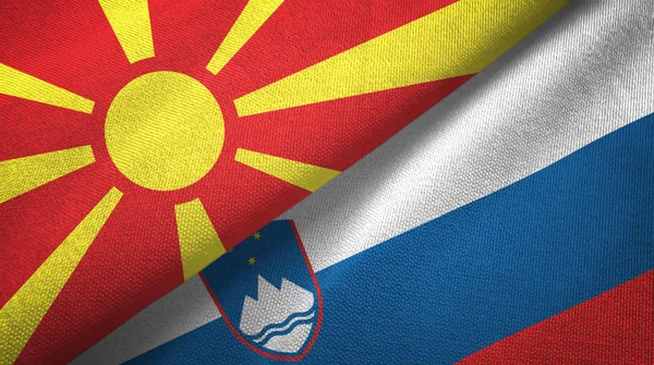 Macedonia del Norte y Eslovenia dos banderas tela textil, textura de la tela — Foto de Stock