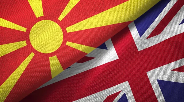 Macedonia del Norte y Reino Unido dos banderas tela textil, textura de la tela — Foto de Stock