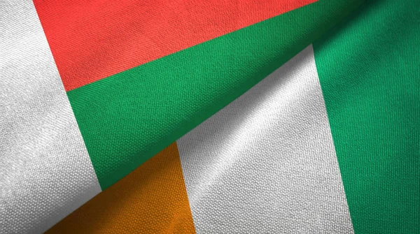 Madagascar y Costa de Marfil Costa de Marfil dos banderas tela textura —  Fotos de Stock