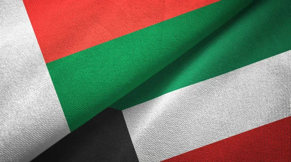 Madagascar y Kuwait dos banderas tela textil, textura de la tela — Foto de Stock