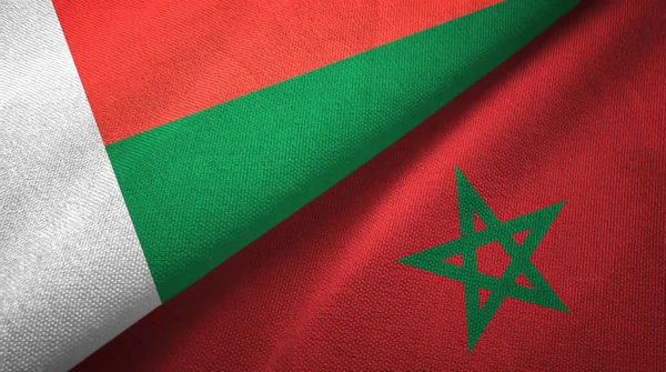 Madagaskar en Marokko twee vlaggen textiel doek, weefsel textuur — Stockfoto