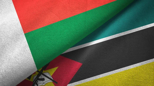 Madagascar e Mozambico due bandiere tessuto, tessitura tessuto — Foto Stock
