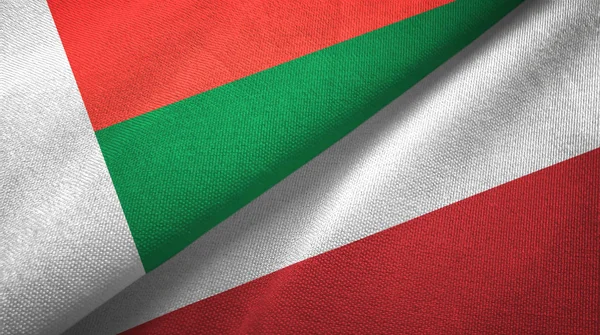 Madagascar et la Pologne deux drapeaux tissu textile, texture du tissu — Photo