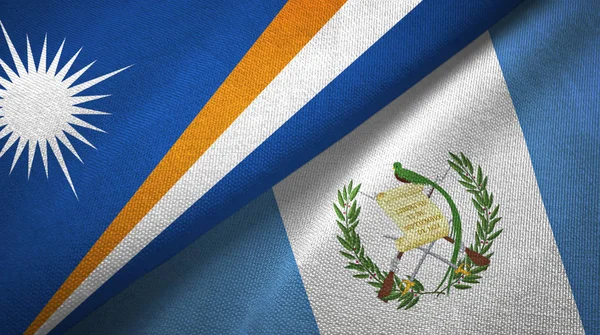 Ilhas Marshall e Guatemala duas bandeiras de pano têxtil, textura de tecido — Fotografia de Stock