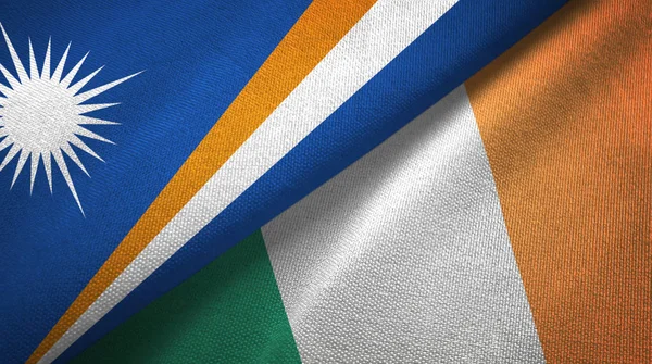 マーシャル諸島とアイルランドの2つの旗織物布、ファブリックテクスチャ — ストック写真