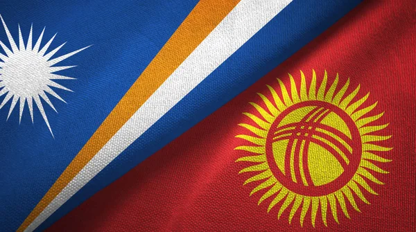 Islas Marshall y Kirguistán dos banderas tela textil, textura de la tela — Foto de Stock
