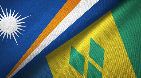 Νήσοι Μάρσαλ και Άγιος Βικέντιος και Γρεναδίνες δύο σημαίες υφαντικών υφασμάτων — Φωτογραφία Αρχείου