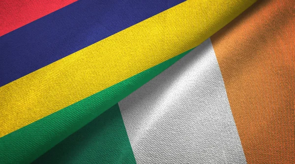 Mauritius och Irland två flaggor textil tyg, tyg konsistens — Stockfoto