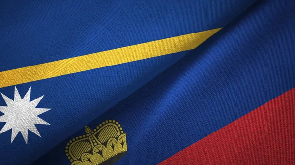 Nauru e Liechtenstein duas bandeiras de pano têxtil, textura de tecido — Fotografia de Stock