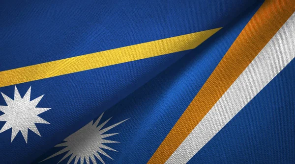 Nauru y las Islas Marshall dos banderas tela textil, textura de la tela —  Fotos de Stock