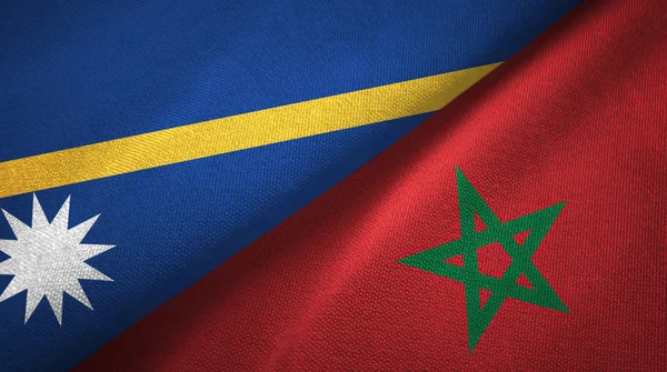 Nauru en Marokko twee vlaggen textiel doek, stof textuur — Stockfoto