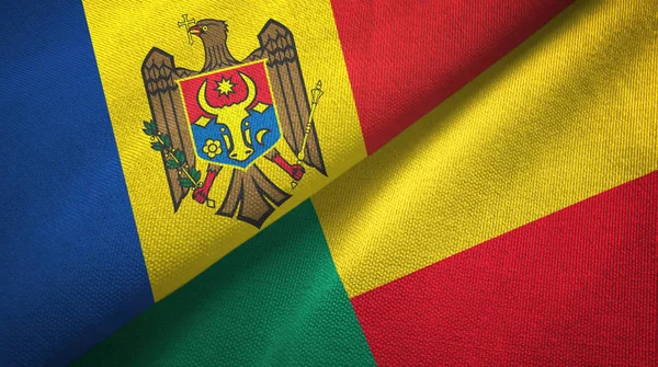 Moldávia e Benim duas bandeiras de pano têxtil, textura de tecido — Fotografia de Stock