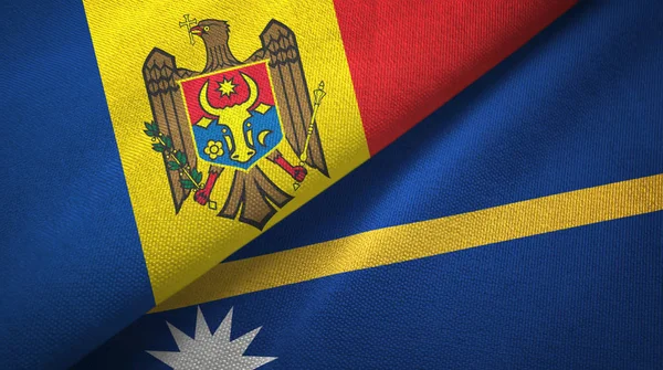 Moldavië en Nauru twee vlaggen textiel doek, weefsel textuur — Stockfoto