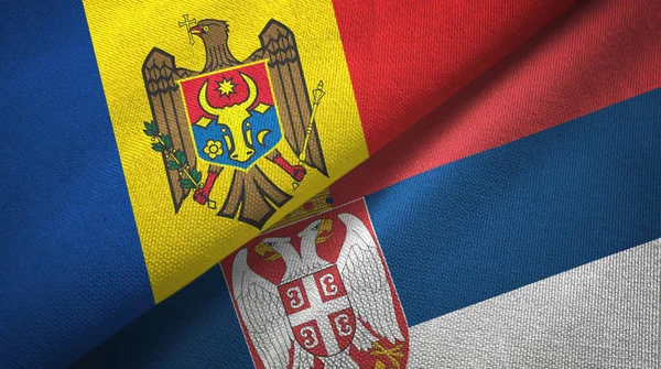 Μολδαβία και Σερβία δύο σημαίες κλωστοϋφαντουργίας ύφασμα, υφή υφάσματος — Φωτογραφία Αρχείου