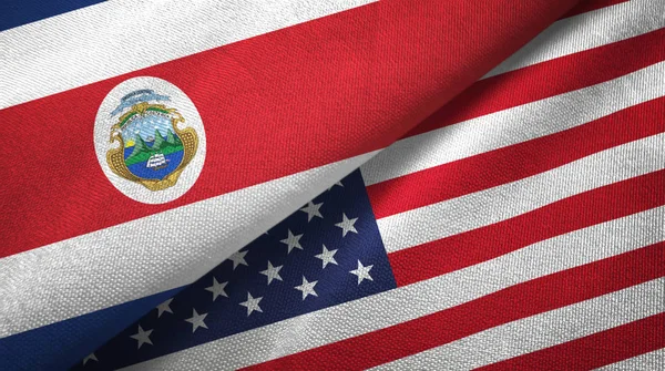 Costa Rica e Estados Unidos duas bandeiras de pano têxtil, textura de tecido — Fotografia de Stock