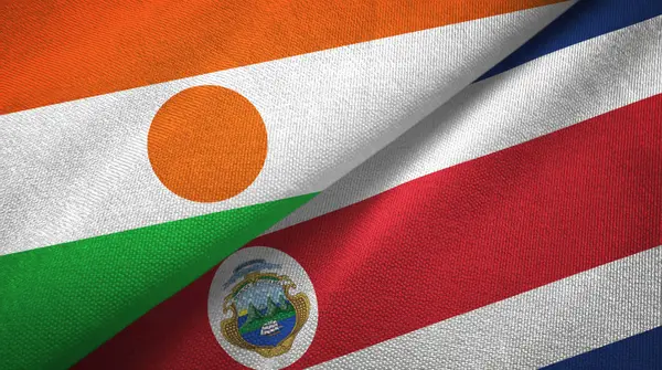 Niger en Costa Rica twee vlaggen textiel doek, stof textuur — Stockfoto