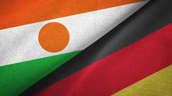 Νίγηρας και Γερμανία δύο σημαίες υφαντικά υφάσματα, υφή υφάσματος — Φωτογραφία Αρχείου